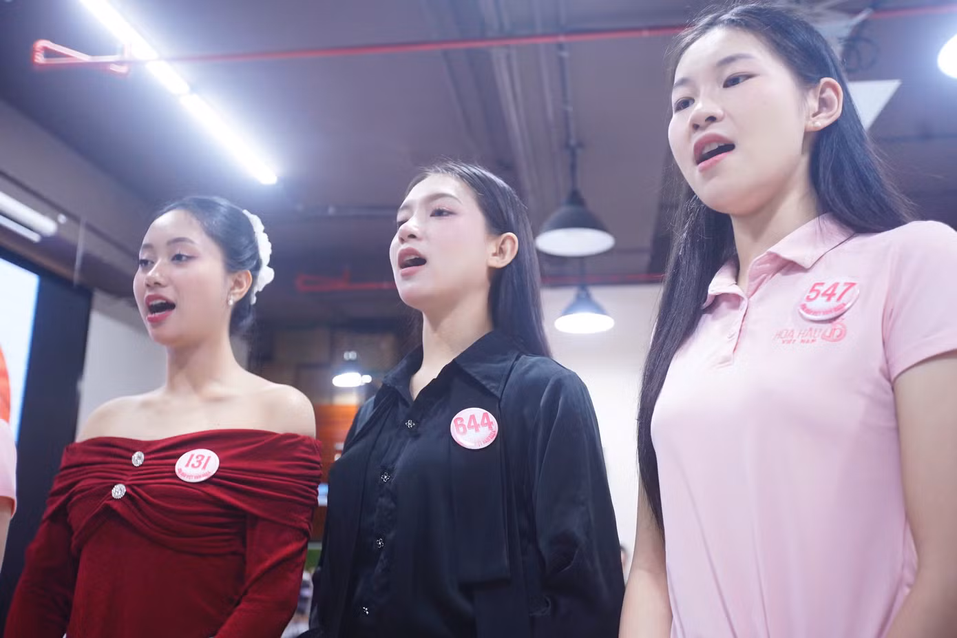 Theo ca sĩ Hiền Anh, bài tập mở giọng, điều hòa hơi thở còn giúp thí sinh Hoa hậu Việt Nam cải thiện sức khỏe, khả năng giao tiếp và truyền năng lượng tích cực tới người đối diện.