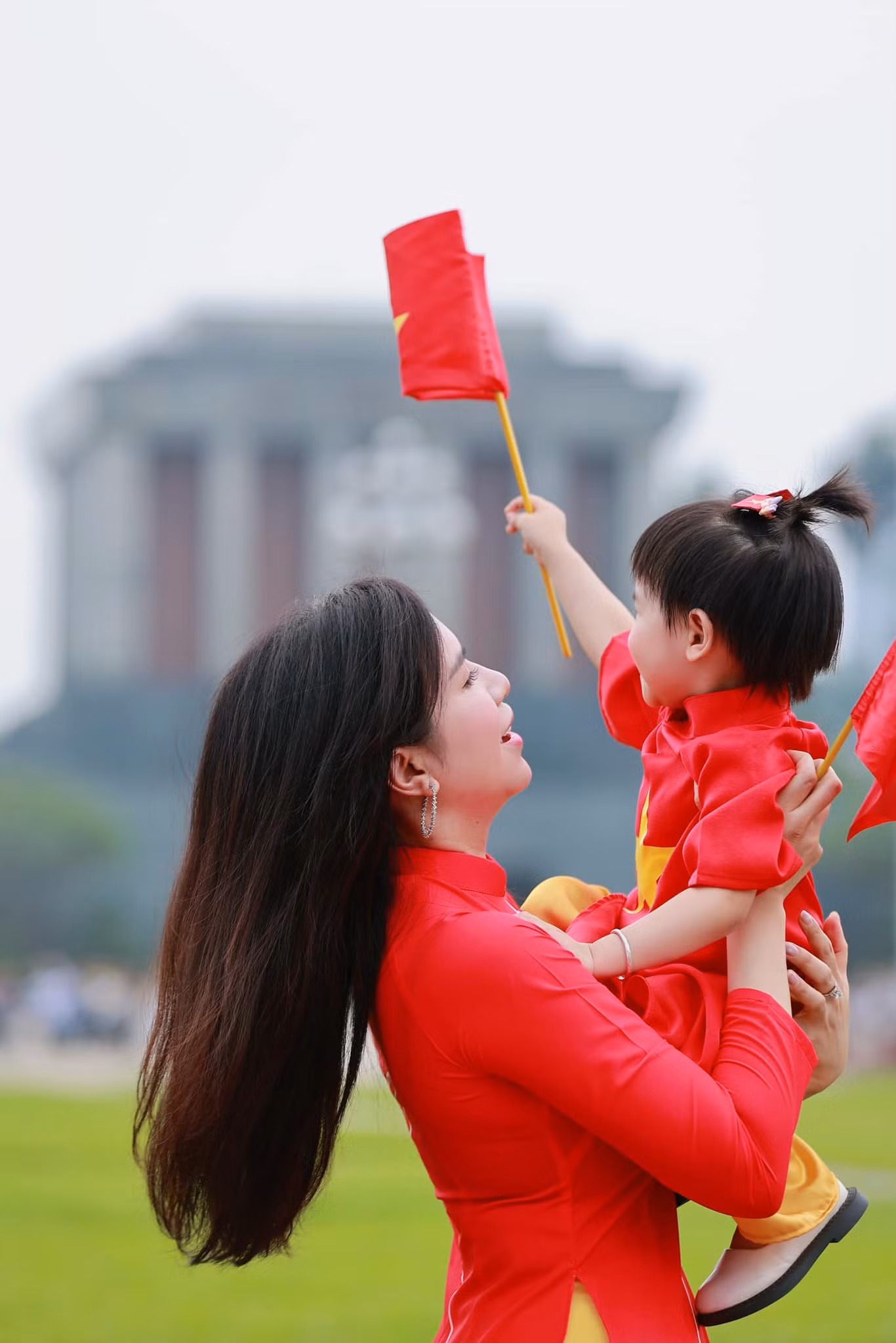 Diễn viên Trúc Mai tên thật là Đào Thanh Mai, sinh năm 1987, quê gốc Thái Bình. Cô mang hàm Thiếu tá, hiện thuộc biên chế của Nhà hát Kịch Công an nhân dân. Trúc Mai góp mặt trong nhiều phim truyền hình như Người đàn bà thứ 2, Đi qua bóng tối, Những đứa con biệt động Sài Gòn, Hãy nói lời yêu, Làng trong phố, Món quà của cha, Những nẻo đường gần xa...