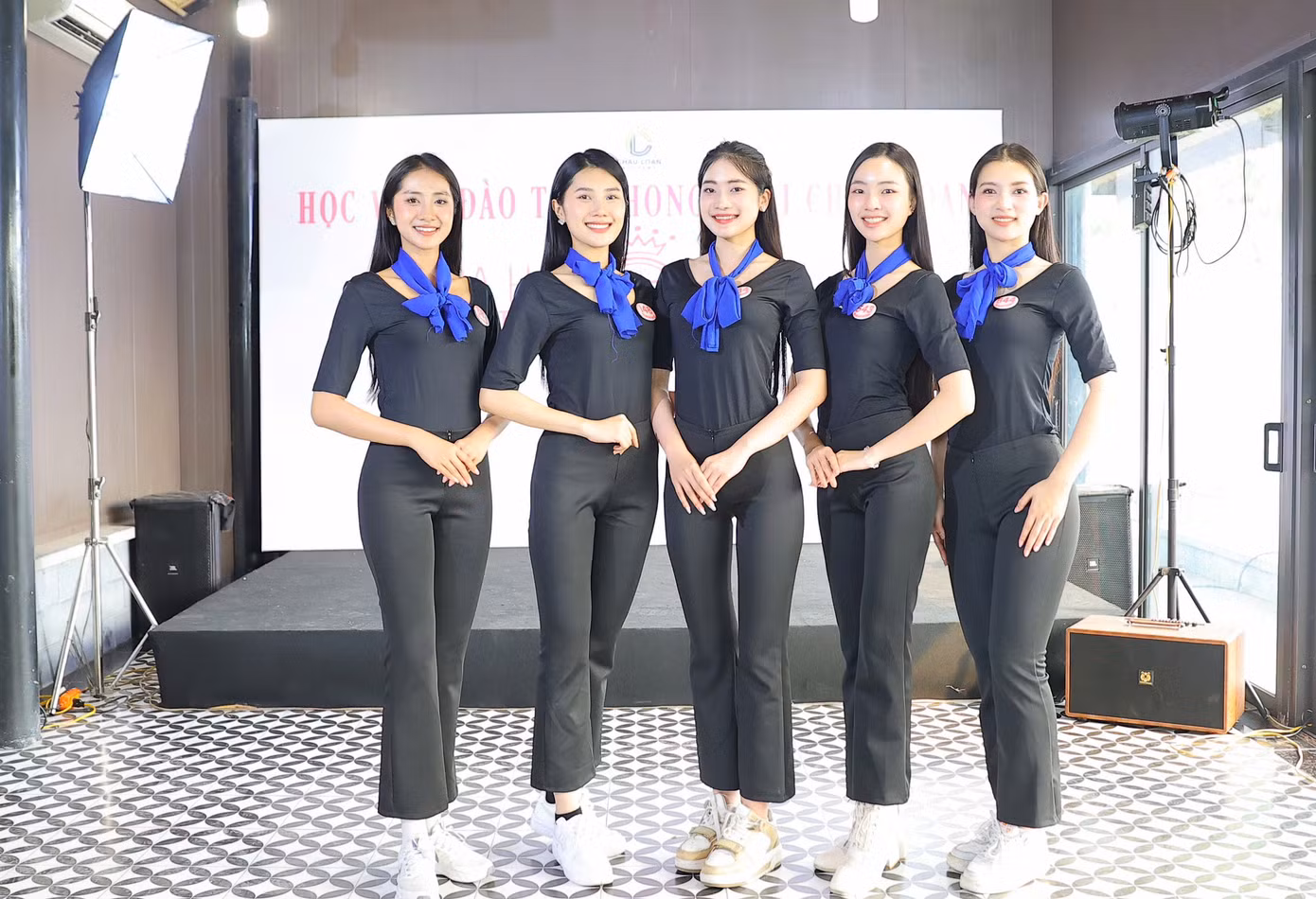 Thí sinh Phùng Thị Hương Giang (SBD 964) đến từ Thanh Hóa, sinh viên Đại học Greenwich Việt Nam sở hữu chiều cao 1,75 m. Hương Giang cho biết cô may mắn thừa hưởng gen di truyền từ gia đình, bố cô cao 1,8 m, mẹ cao 1,6 m.