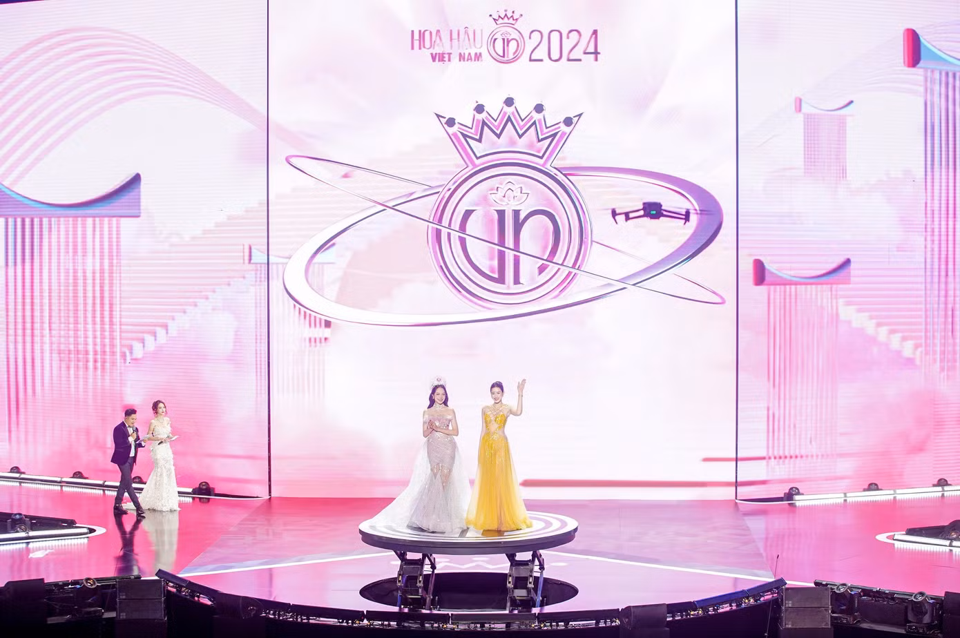 Hoa hậu Huỳnh Thị Thanh Thủy và Đỗ Thị Hà xuất hiện ngay phần mở màn chung khảo Hoa hậu Việt Nam 2024. Ảnh: Trọng Tài.