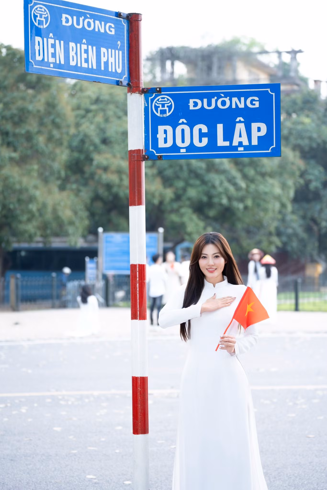 Khoảnh khắc Thanh Hương chụp ảnh cùng người hâm mộ trên phố.