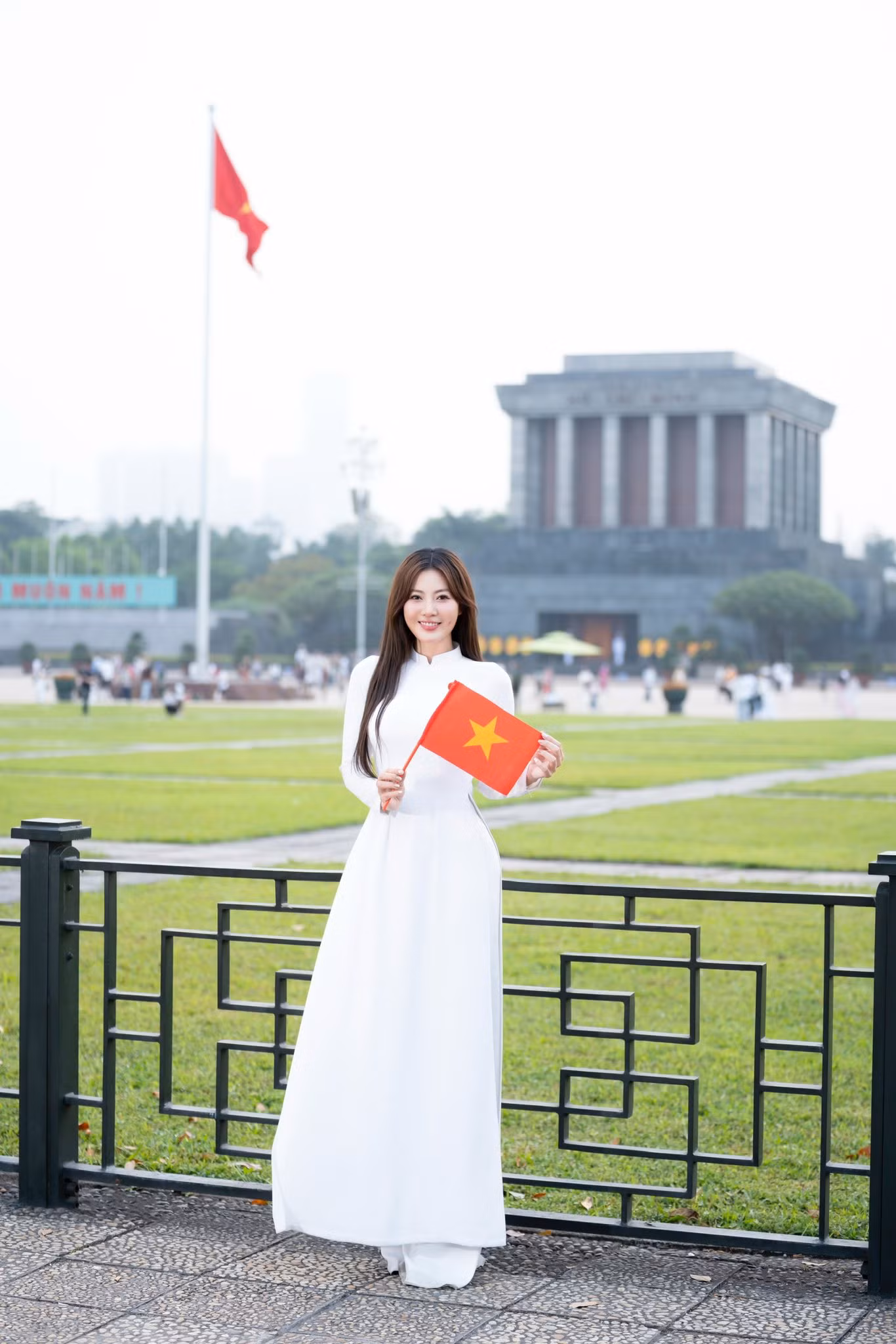 Thanh Hương là gương mặt quen thuộc với khán giả qua các vai diễn truyền hình như Lan trong Quỳnh búp bê, Luyến "lươn" trong Cuộc đời vẫn đẹp sao hay Khanh trong Người một nhà. Mới đây, cô có vai diễn điện ảnh đầu tiên trong dự án Tìm xác: Ma không đầu. Tuy nhiên, dự án sớm rút khỏi rạp, dự kiến trở lại vào tháng 6.