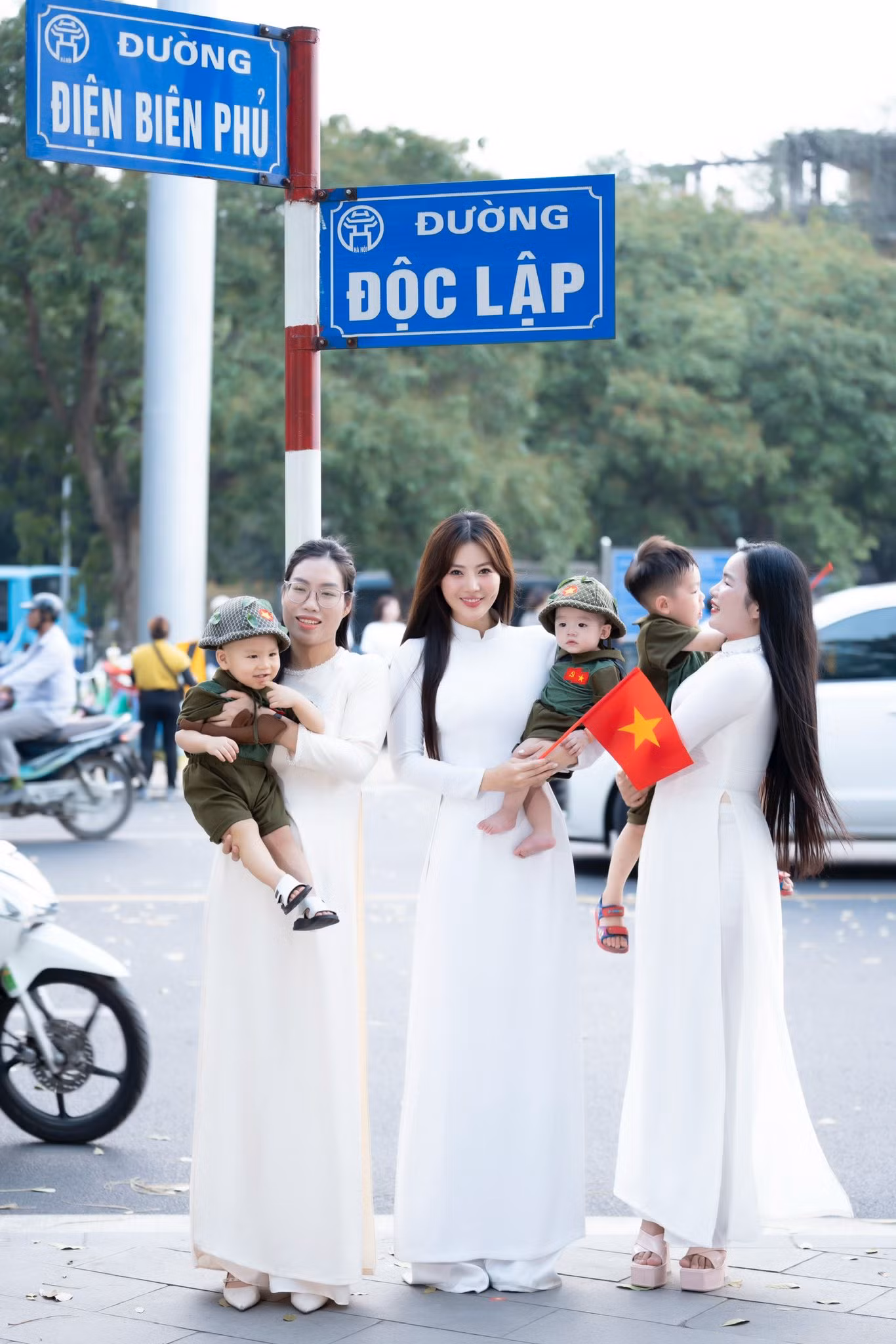 Khoảnh khắc Thanh Hương chụp ảnh cùng người hâm mộ trên phố.