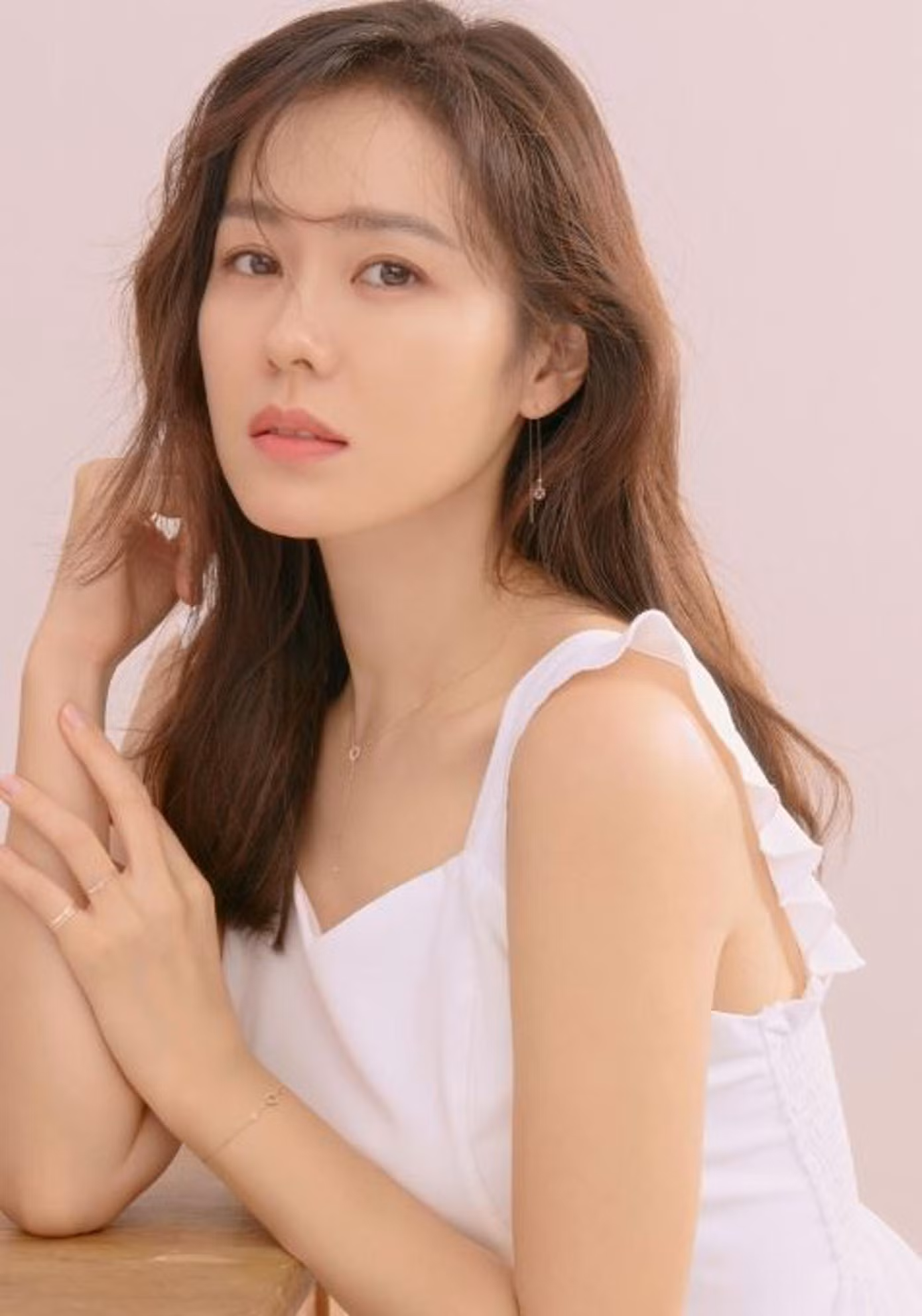 7. Son Ye Jin: Năm ngoái, cô dâu tương lai của Hyun Bin bị "rơi" khỏi Top 10. Nhưng năm nay, "chị đẹp" đã lấy lại phong độ với hạng 7 và hơn 60.000 phiếu bầu.