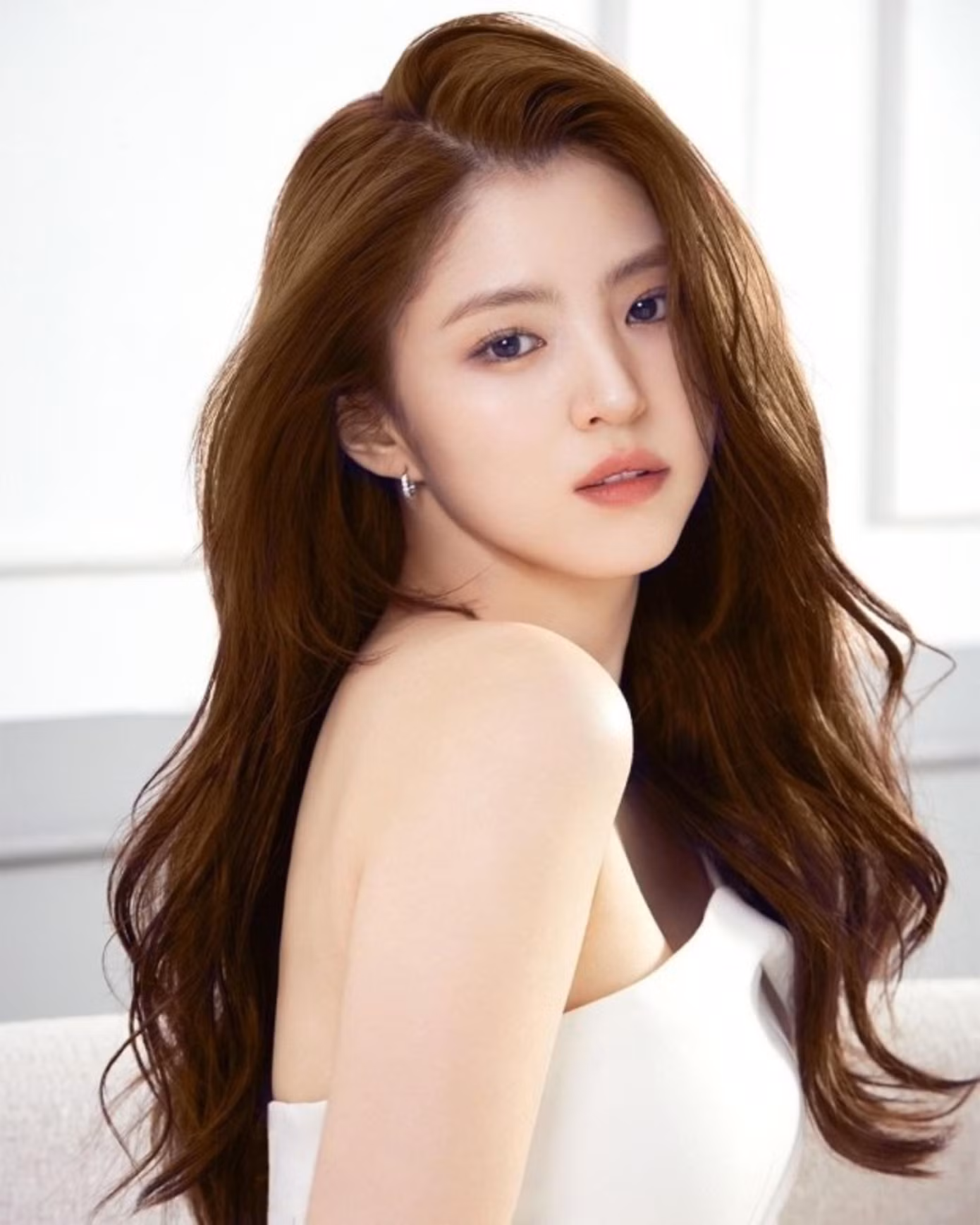 9. Han So Hee: "Tiểu Song Hye Kyo" tăng 20 hạng so với năm ngoái, giành hạng 9 (hơn 39.000 phiếu bầu). Kể từ sau vai diễn "tiểu tam" trong "Thế giới hôn nhân" (2020), độ nổi tiếng của Han So Hee ngày một tăng. Năm ngoái là năm thành công rực rỡ của cô với hai tác phẩm ăn khách "Dẫu biết" và "My Name".