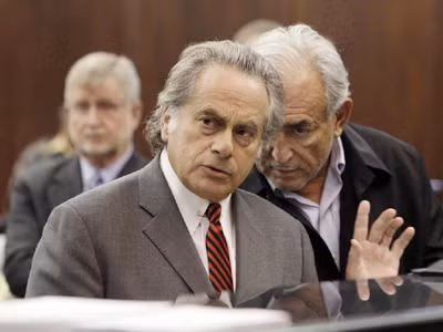 Benjamin Brafman (trái), trưởng nhóm luật sư của Strauss - Kahn và thân chủ tại tòa