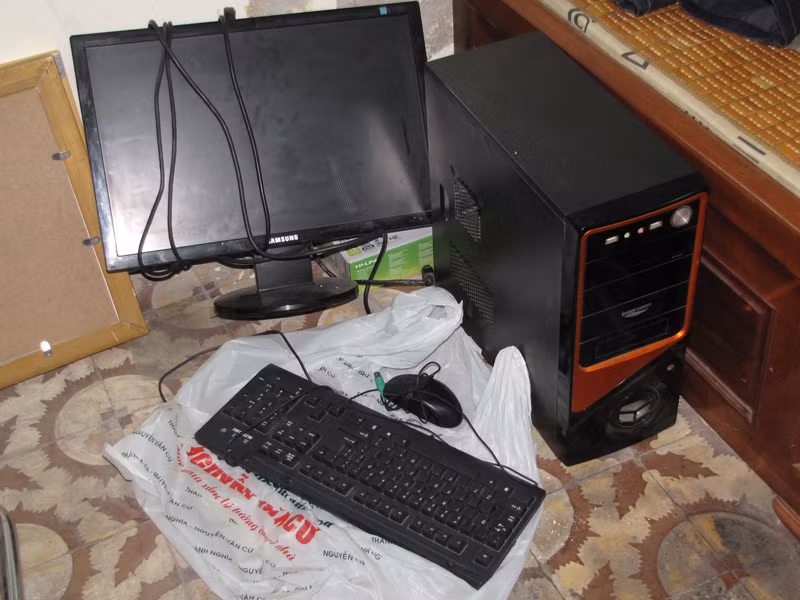 Một máy tính bị thu giữ tại quán internet của Đỗ Đức Minh