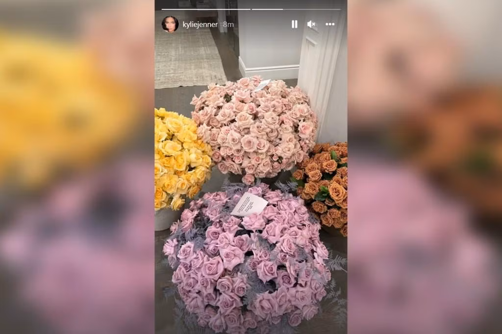 Rất nhiều hoa được gửi đến chúc mừng em bé thứ 2 của Kylie và Travis chào đời.