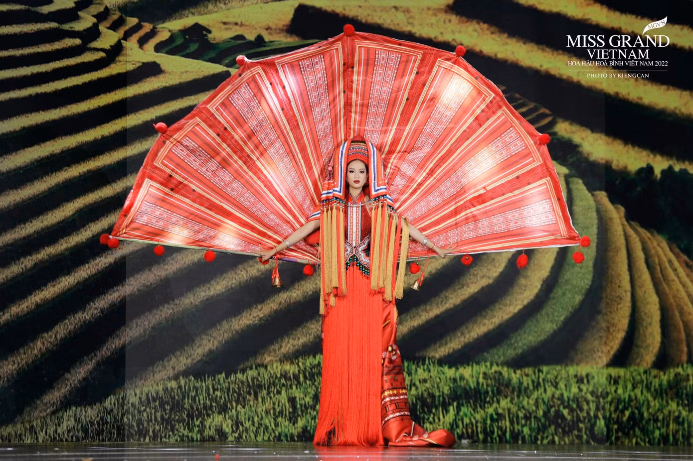 Cô em Dao đỏ trở thành bộ trang phục dân tộc chính thức của Á hậu Bảo Ngọc tại Hoa hậu Liên lục địa 2022. Ảnh: Miss Grand Vietnam.