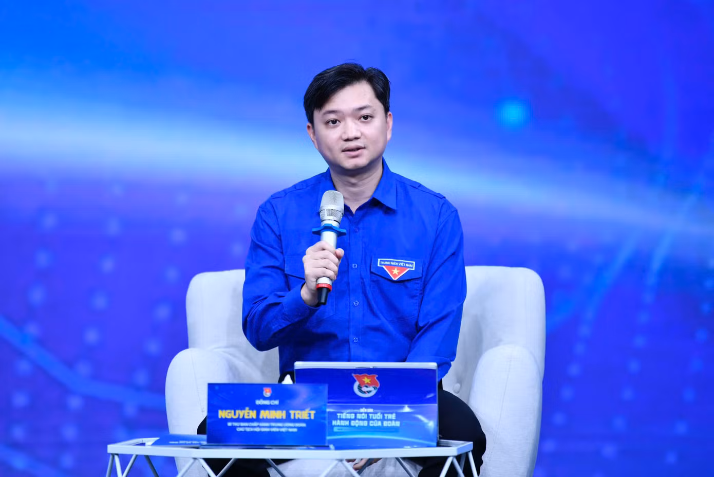 Các đồng chí trong Ban Bí thư T.Ư Đoàn: anh Ngô Văn Cương, anh Nguyễn Tường Lâm, chị Nguyễn Phạm Duy Trang, anh Nguyễn Minh Triết trao đổi tại Diễn đàn. Ảnh: Như Ý