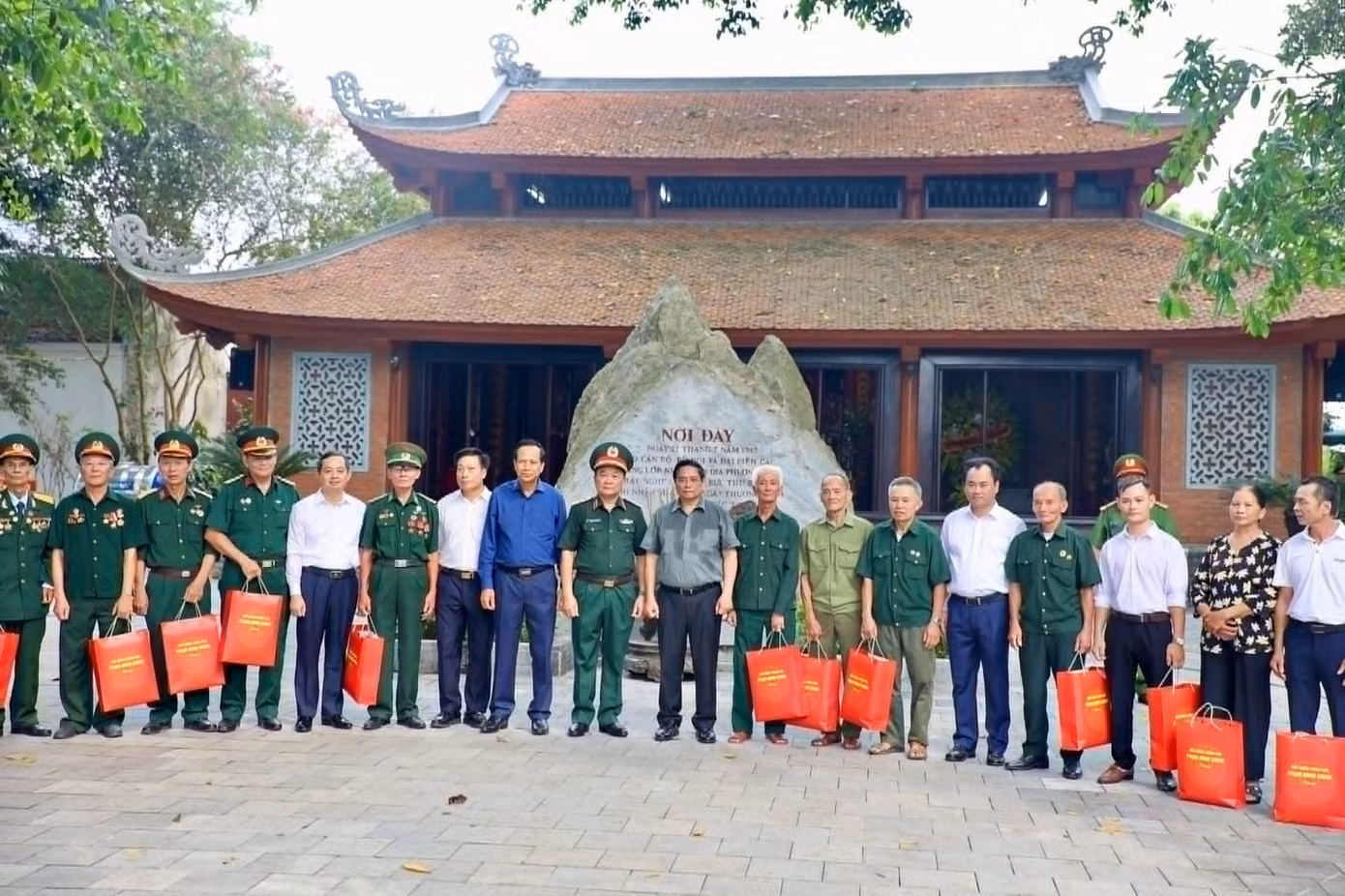Thủ tướng Phạm Minh Chính tặng quà động viên thương, bệnh binh, gia đình liệt sĩ huyện Đại Từ. Ảnh: Trọng Tài