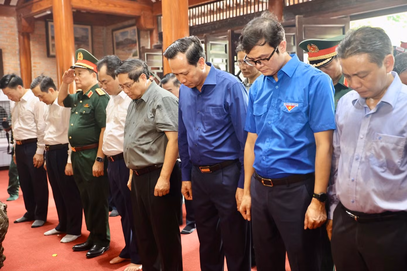 Thủ tướng cùng đoàn công tác dâng hương tại khu di tích. Ảnh: Trọng Tài