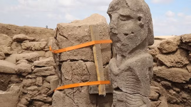 Tác phẩm điêu khắc này vừa được tìm thấy ở Karahan Tepe. Những tác phẩm điêu khắc mới được tìm thấy có niên đại khoảng 11.000 năm tuổi. (Ảnh: Cơ quan / Cộng tác viên Anadolu qua Getty Images)