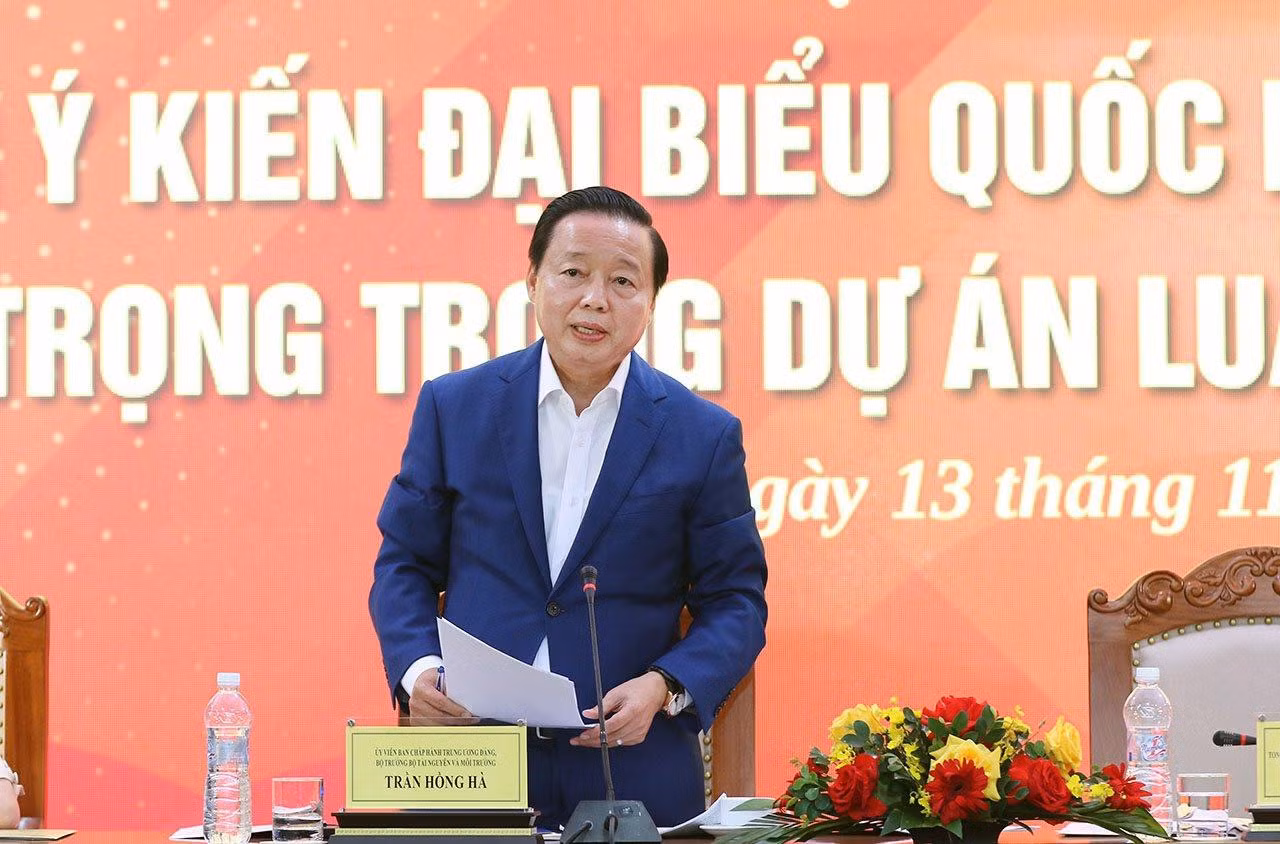 Bộ trưởng Bộ TN&amp;MT Trần Hồng Hà phát biểu tại Hội thảo tham vấn ý kiến Đại biểu Quốc hội về một số nội dung quan trọng trong dự án Luật Đất đai (sửa đổi) do Bộ TN&amp;MT phối hợp với Văn phòng Quốc hội, Báo Đại biểu Nhân dân tổ chức. (Ảnh:Báo TN&amp;MT)