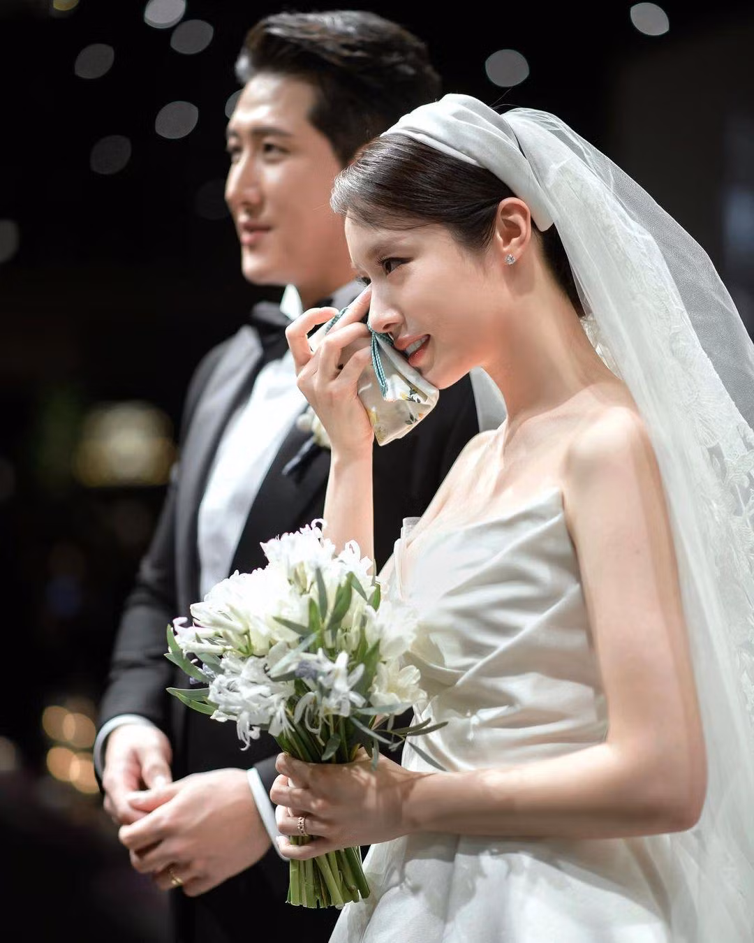 Em út của T-ARA không giấu nổi giọt nước mắt hạnh phúc trong ngày trọng đại của mình.