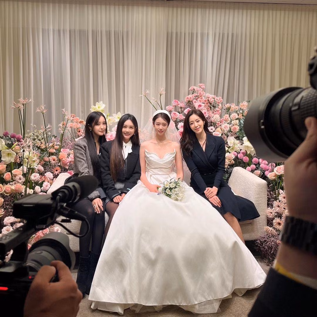 Bức ảnh các thành viên T-ARA hội ngộ trong ngày cưới được Jiyeon được các cô gái cùng đăng tải khiến không ít người hâm mộ xúc động.