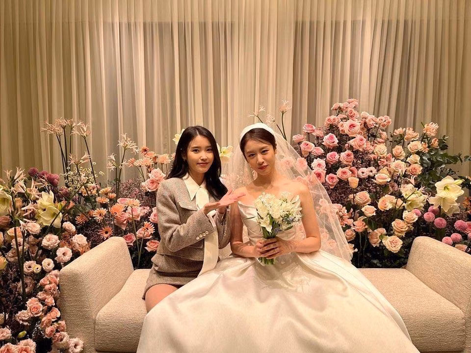 Bức ảnh chụp chung của Jiyeon cùng cô bạn thân IU.