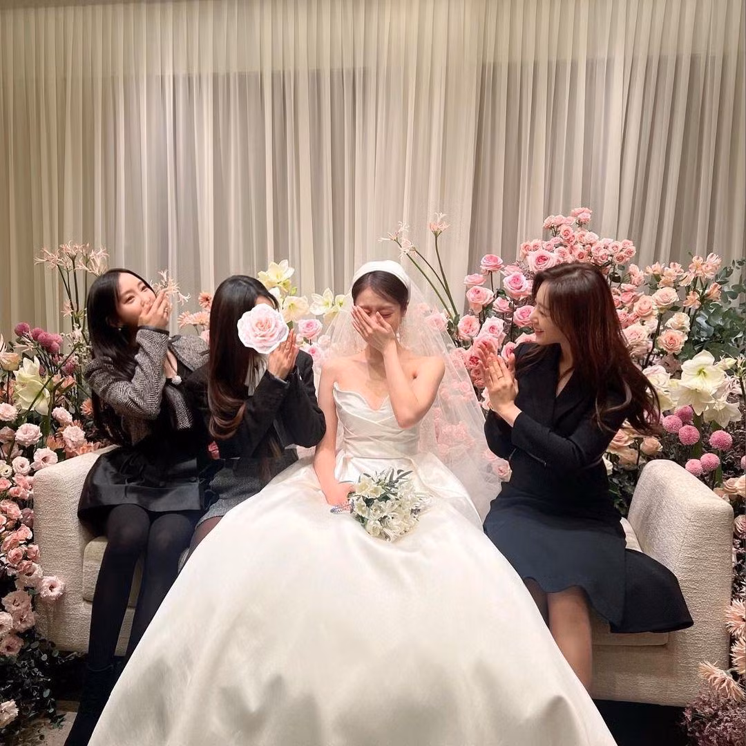 Không chỉ riêng cô dâu Jiyeon, mà Hyomin, Qri, Eunjung cũng không giấu nổi cảm xúc nghẹn ngào trong ngày em út lên xe hoa.