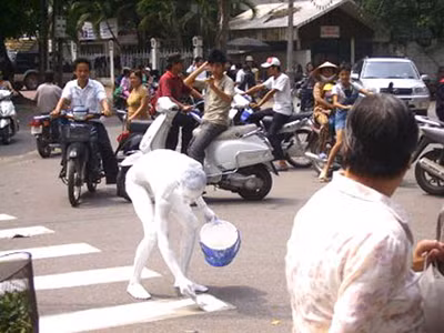 Nghệ thuật sắp đặt và nghệ thuật trình diễn là hai loại hình khác hẳn nhau. Trong ảnh là một tác phẩm trình diễn ngoài đường phố của Lê Nguyên Mạnh. Nghệ thuật sắp đặt và nghệ thuật trình diễn là hai loại hình khác hẳn nhau. Trong ảnh là một tác phẩm trình diễn ngoài đường phố của Lê Nguyên Mạnh