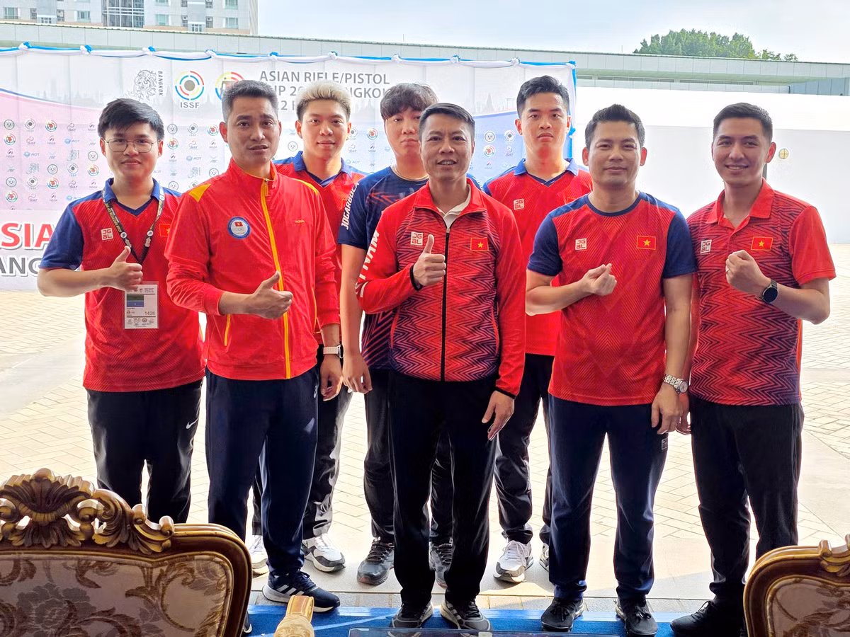 Xạ thủ Hà Minh Thành (thứ 2 từ phải sang) cùng ban huấn luyện và đồng đội tại Cúp bắn súng châu Á 2025.