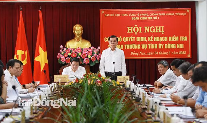 Bí thư Tỉnh ủy Nguyễn Hồng Lĩnh phát biểu tiếp thu ý kiến tại hội nghị. Ảnh: Huy Anh