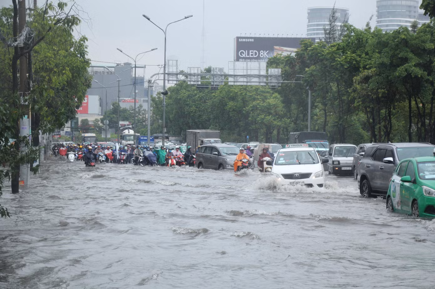 TPHCM thuê 'siêu máy bơm' chống ngập với giá hơn 14 tỷ đồng/năm ảnh 1