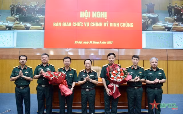 Thượng tướng Trịnh Văn Quyết cùng các đại biểu chúc mừng Thiếu tướng Trần Minh Tâm và Đại tá Nguyễn Văn Trị. Ảnh: Báo QĐND.