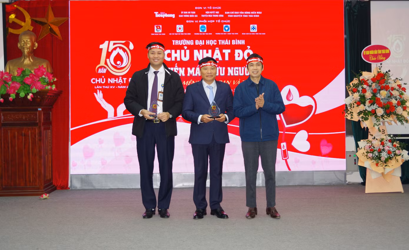 Nhà báo Nguyễn Huy Lộc, Ủy viên Ban Biên tập trao kỷ niệm chương cho các đơn vị phối hợp tổ chức chương trình Chủ nhật Đỏ tại trường Đại học Thái Bình.