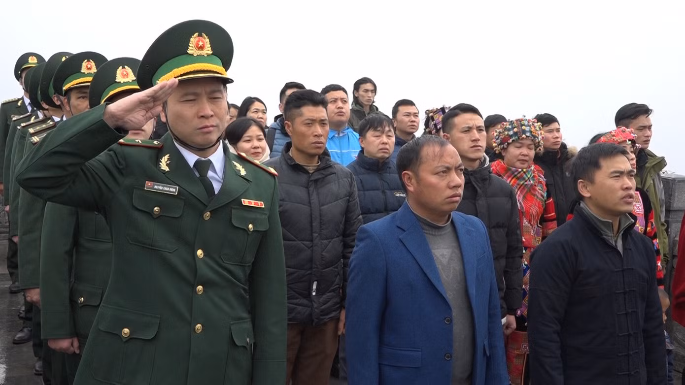 Cán bộ, nhân dân vinh dự, tự hào được tham dự nghi lễ thượng cờ đầu năm mới.
