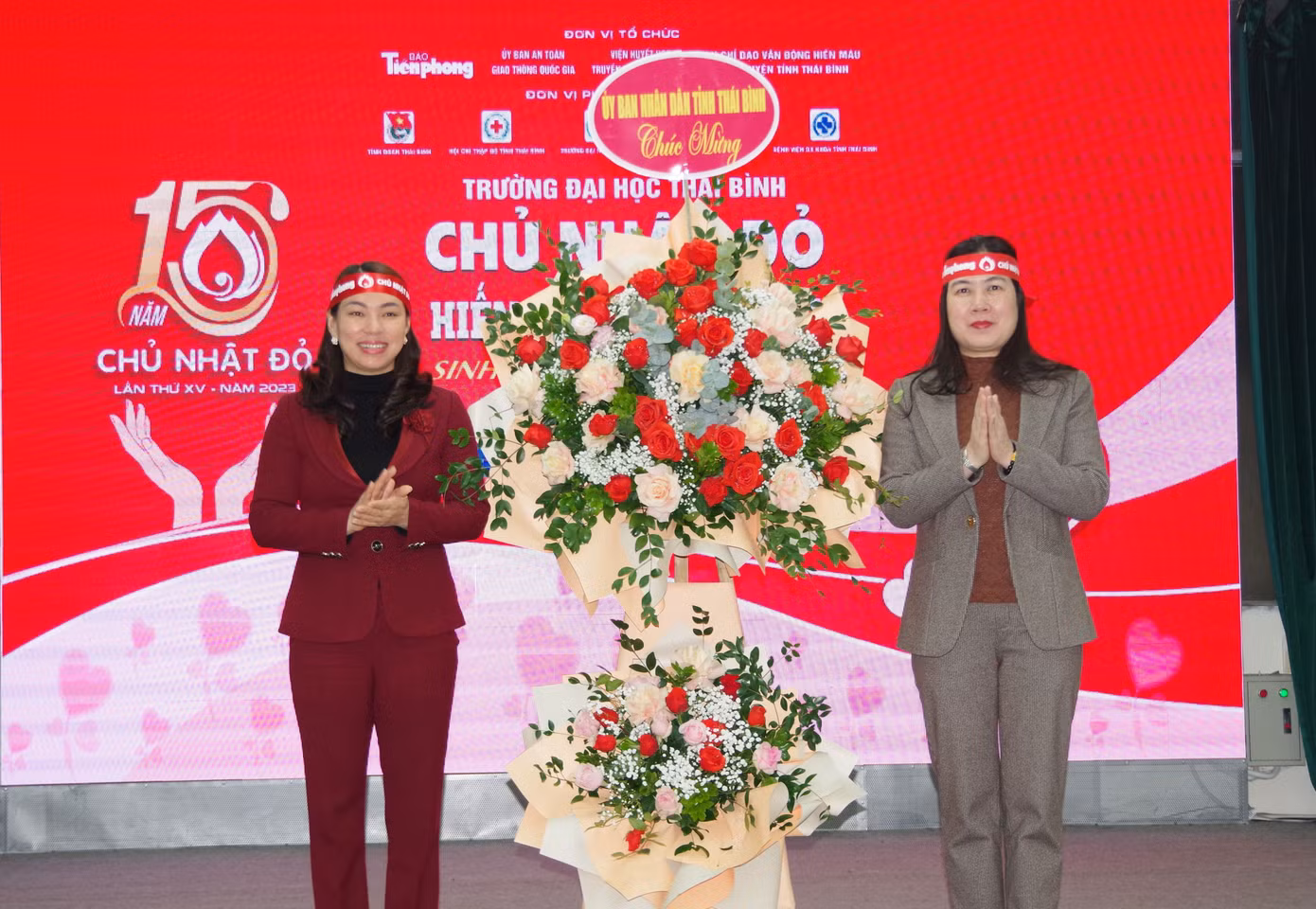 Bà Trần Thị Bích Hằng, Phó Chủ tịch UBND tỉnh, Trưởng Ban Chỉ đạo vận động hiến máu tỉnh Thái Bình tới dự buổi lễ và tặng hoa chúc mừng Ban tổ chức Chủ nhật Đỏ.