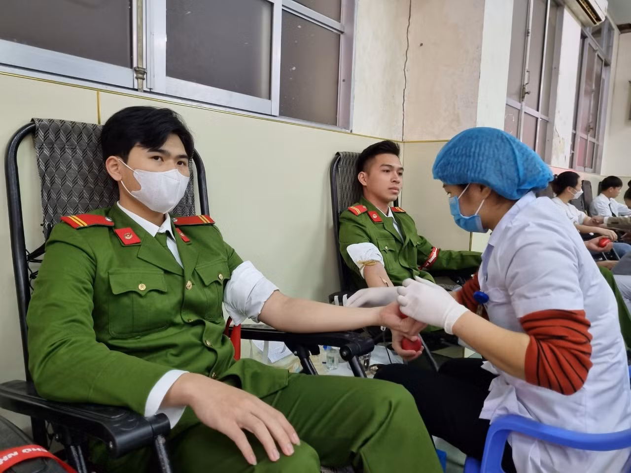 Chiến sĩ lực lượng vũ trang Thái Bình tham gia hiến máu tại chương trình Chủ nhật Đỏ.