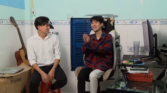 Hiếu Leblanc kể chuyện về nghề streamer ở góc làm việc của anh (Ảnh: GCTN).