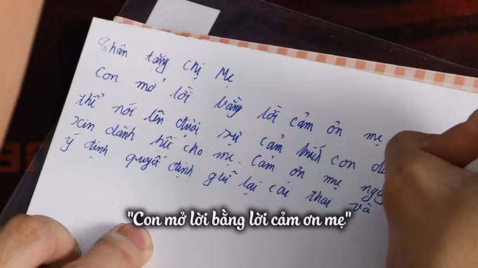 Hiếu viết thư cho mẹ (Ảnh: GCTN).