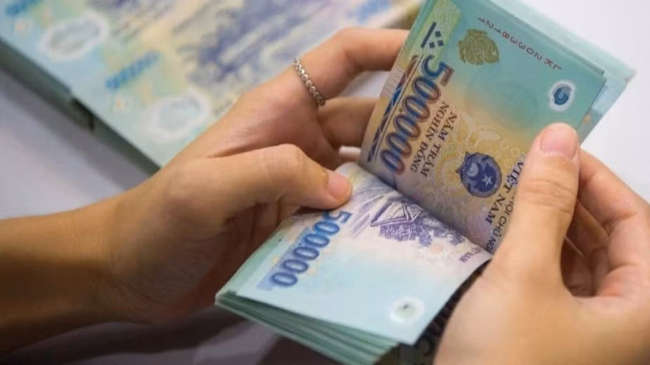 Ngoài tiền lương làm thêm giờ, dịp 30/4-1/5 người lao động có thể được nhận thêm tiền thưởng từ người sử dụng lao động. Ảnh minh họa. Ngoài tiền lương làm thêm giờ, dịp 30/4-1/5 người lao động có thể được nhận thêm tiền thưởng từ người sử dụng lao động. Ảnh minh họa.
