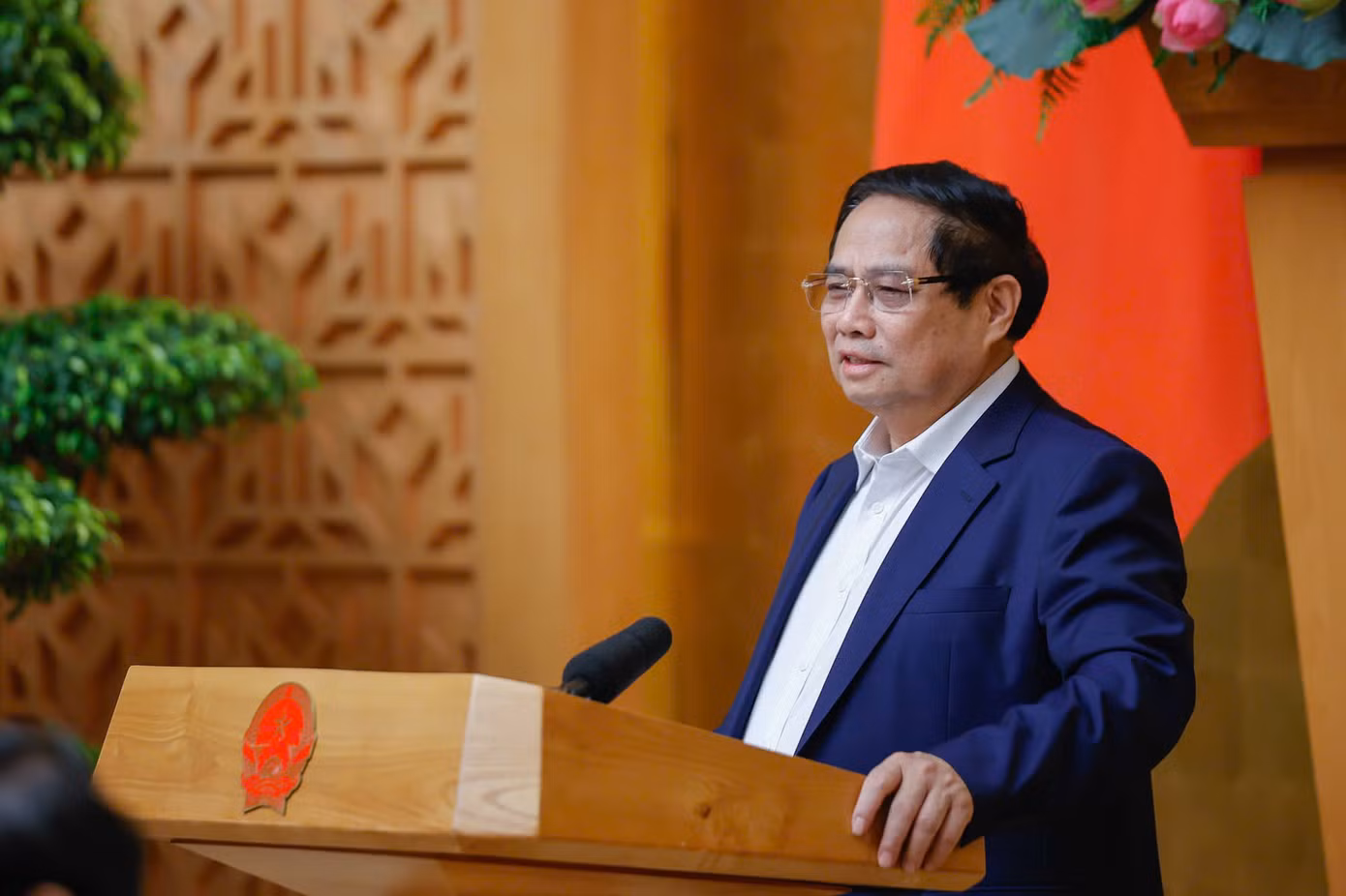 Thủ tướng Phạm Minh Chính chủ trì và phát biểu tại phiên họp. Ảnh: Nhật Bắc.