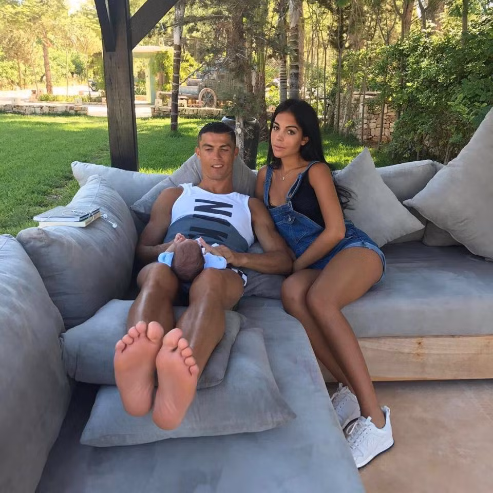 Chia tay Real, Ronaldo rao bán siêu biệt thự ở Madrid ảnh 1