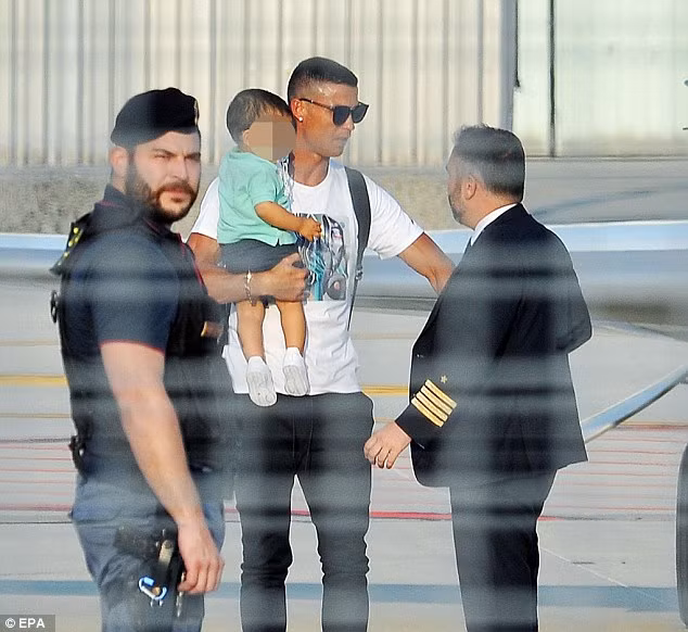 Ronaldo bế con trai đến Juventus tập trung ảnh 1