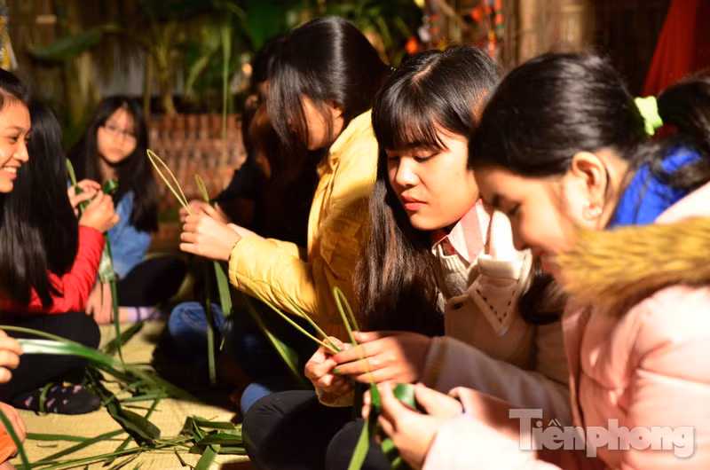 Sắm bi-đông, nghe xẩm tàu điện ở ‘Ký ức Hà Nội’ ảnh 12