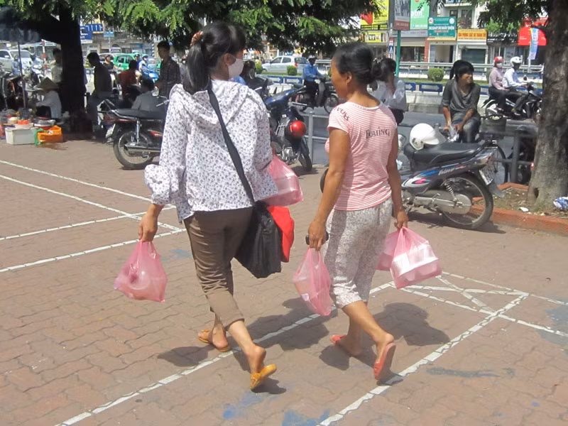 Rất nhiều phụ huynh đã chọn cơm giá rẻ cho con mình