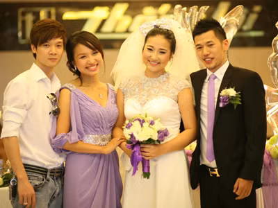 Vợ chồng Thanh Vân (bên trái) chụp ảnh cùng cô dâu chú rể