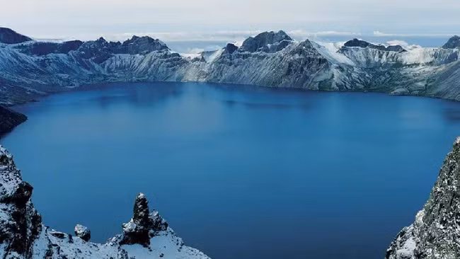 Hơn một nghìn năm trước, Hồ Thiên Đường đã gây ngập lụt khu vực xung quanh khi núi lửa Changbaishan-Tianchi, nằm trên biên giới giữa Trung Quốc và Triều Tiên, phun trào. (Ảnh: Charlie Fong)