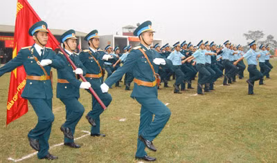 Các kíp chiến đấu Phân đội hoả lực tên lửa phòng không tham gia hội thao duyệt đội ngũ