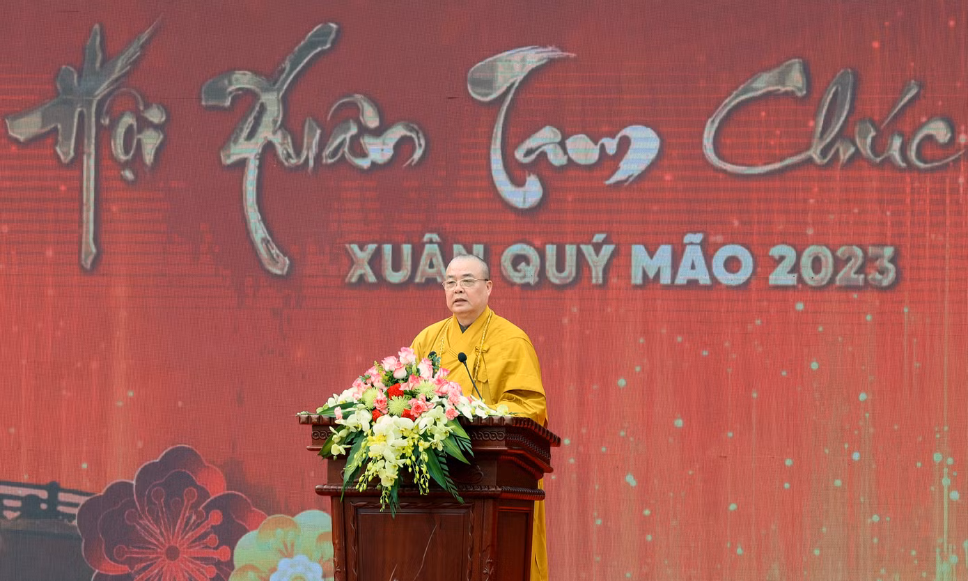 Hòa thượng Thích Thanh Nhiễu phát biểu diễn văn khai hội Xuân Tam Chúc. Ảnh: Như Ý. Hòa thượng Thích Thanh Nhiễu phát biểu diễn văn khai hội Xuân Tam Chúc. Ảnh: Như Ý.