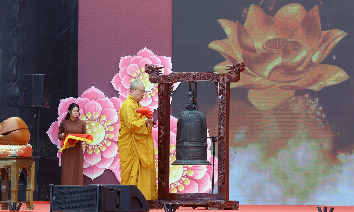 Hòa thượng Thích Thanh Nhiễu - Trụ trì Chùa Tam Chúc và ông Trương Quốc Huy - Chủ tịch UBND tỉnh Hà Nam đánh trống, chuông khai hội. Ảnh: Như Ý. Hòa thượng Thích Thanh Nhiễu - Trụ trì Chùa Tam Chúc và ông Trương Quốc Huy - Chủ tịch UBND tỉnh Hà Nam đánh trống, chuông khai hội. Ảnh: Như Ý.