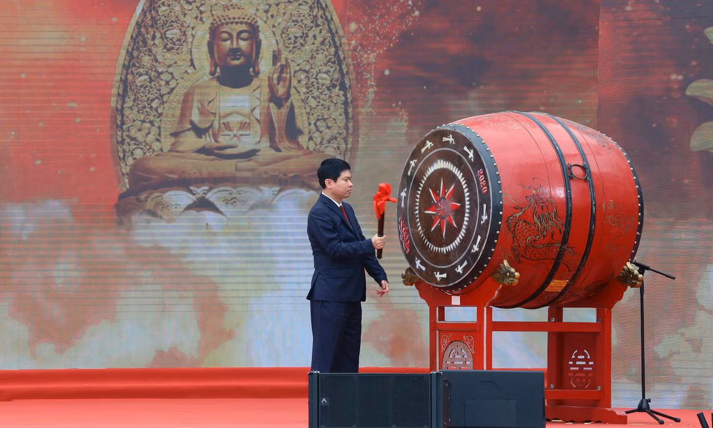 Hòa thượng Thích Thanh Nhiễu - Trụ trì Chùa Tam Chúc và ông Trương Quốc Huy - Chủ tịch UBND tỉnh Hà Nam đánh trống, chuông khai hội. Ảnh: Như Ý. Hòa thượng Thích Thanh Nhiễu - Trụ trì Chùa Tam Chúc và ông Trương Quốc Huy - Chủ tịch UBND tỉnh Hà Nam đánh trống, chuông khai hội. Ảnh: Như Ý.