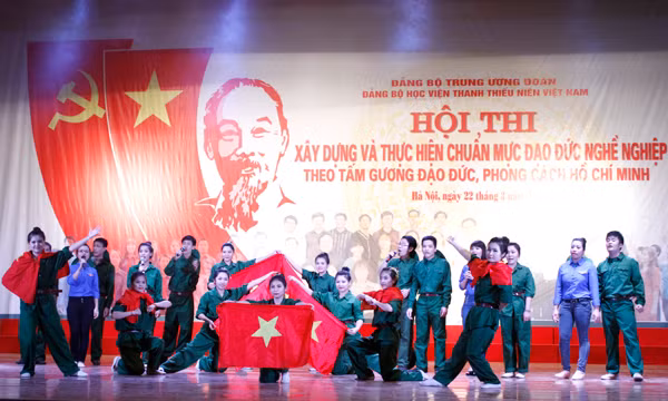Góp mặt trong đêm thi còn có nhiều tiết mục văn nghệ của các học viên