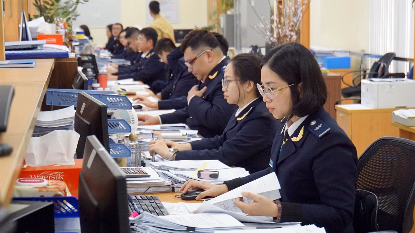 Cán bộ Chi cục Hải quan Đình Vũ (Hải Phòng) giải quyết thủ tục thông quan hàng hóa cho doanh nghiệp.