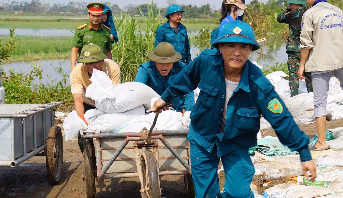 Ghi nhận của PV Tiền Phong, mặc dù nước sông đã rút, song lực lượng quân đội, công an, dân quân tự vệ, đoàn viên thanh niên tình nguyện vẫn duy trì hàng chục cán bộ ứng trực hộ đê, sẵn sàng các phương án cần thiết, đặc biệt thời điểm triều cường dâng kết hợp với nước lũ thượng nguồn đổ về.