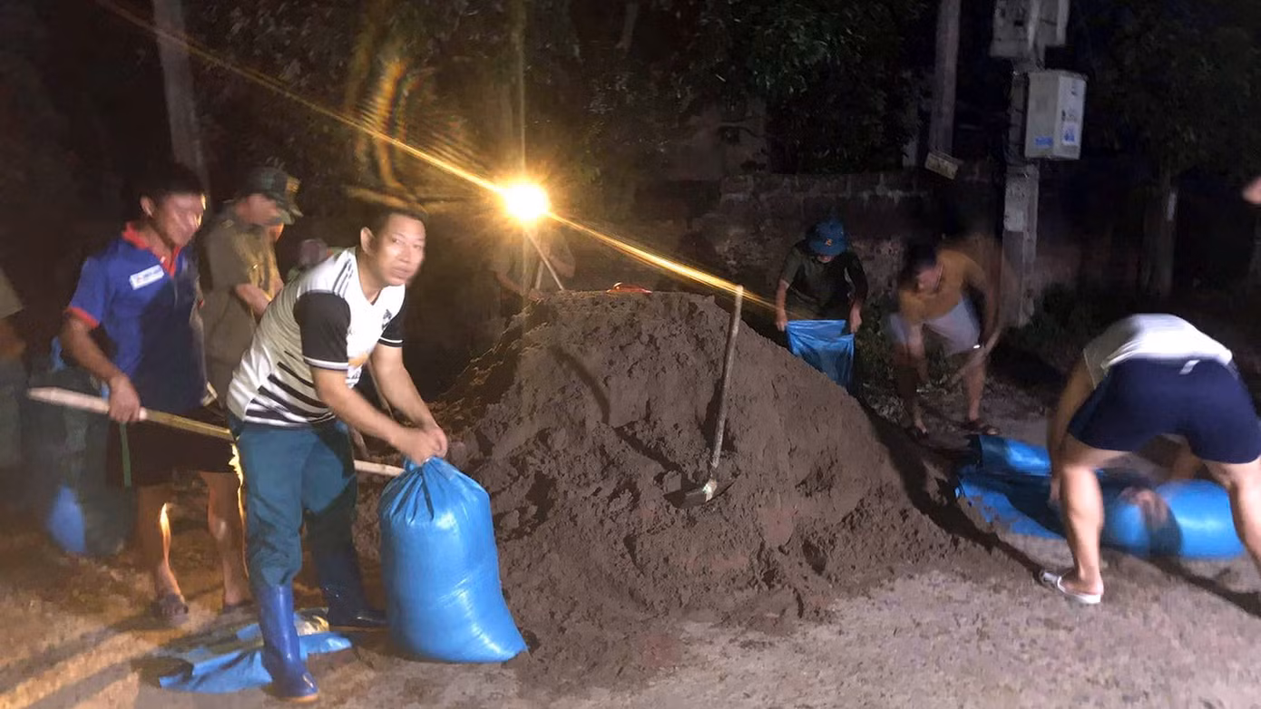 Lực lượng chức năng tỉnh Hải Dương đóng bao đất, cát gia cố những khu vực, vị trí xung yếu, phòng ngừa lũ lụt.