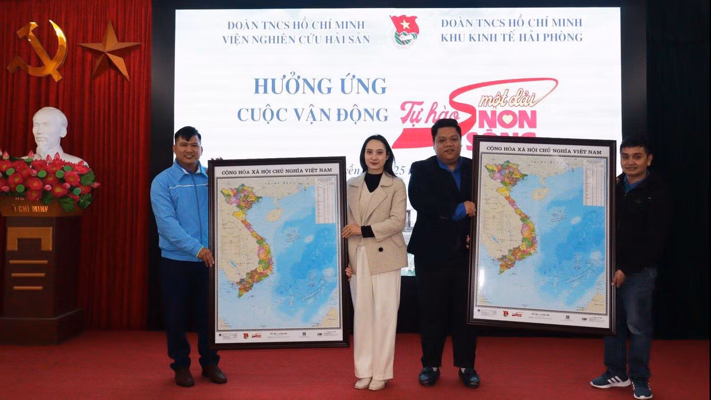 Thành Đoàn Hải Phòng tặng bản đồ Việt Nam cho BCH Đoàn Thanh niên Viện Nghiên cứu Hải sản.